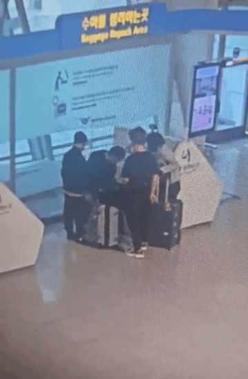 돈 가방 훔쳐 도주하는 중국인. [인천경찰청]
