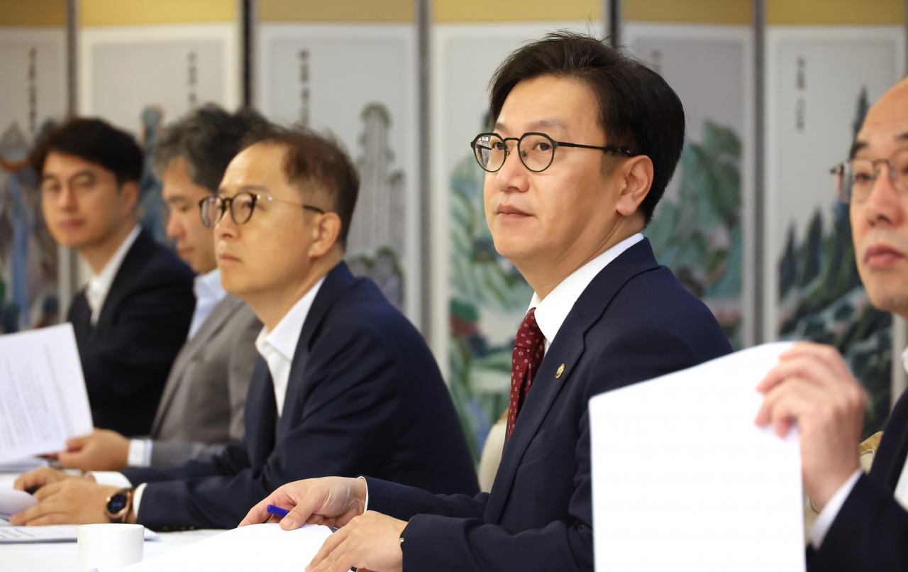 김범석 기획재정부 제1차관이 18일 서울 종로구 정부서울청사에서 경제관계차관회의 겸 물가관계차관회의를 주재하고 있다. [연합]