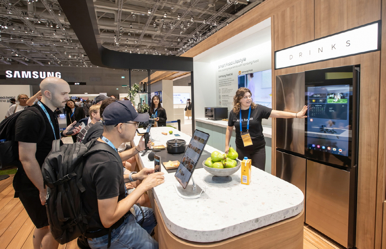 지난달 독일 베를린에서 열린 국제 가전전시회 IFA 2024에서 관람객들이 비전 AI 기술로 식재료 관리를 도와주는 삼성전자 ‘비스포크 AI 패밀리허브’ 냉장고를 체험하고 있다. [삼성전자 제공]