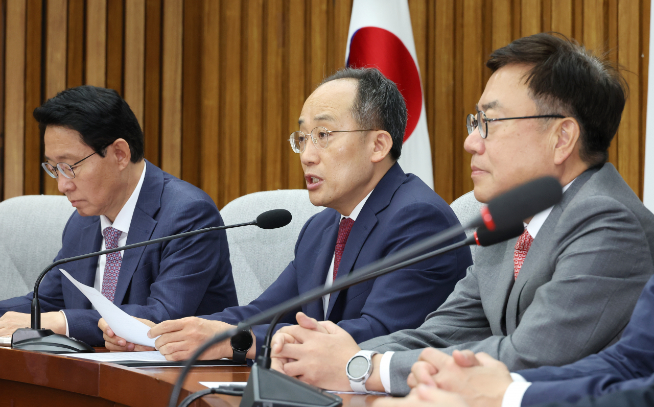 추경호(가운데) 국민의힘 원내대표가 18일 오전 국회에서 열린 국정감사대책회의에서 발언하고 있다. [연합]