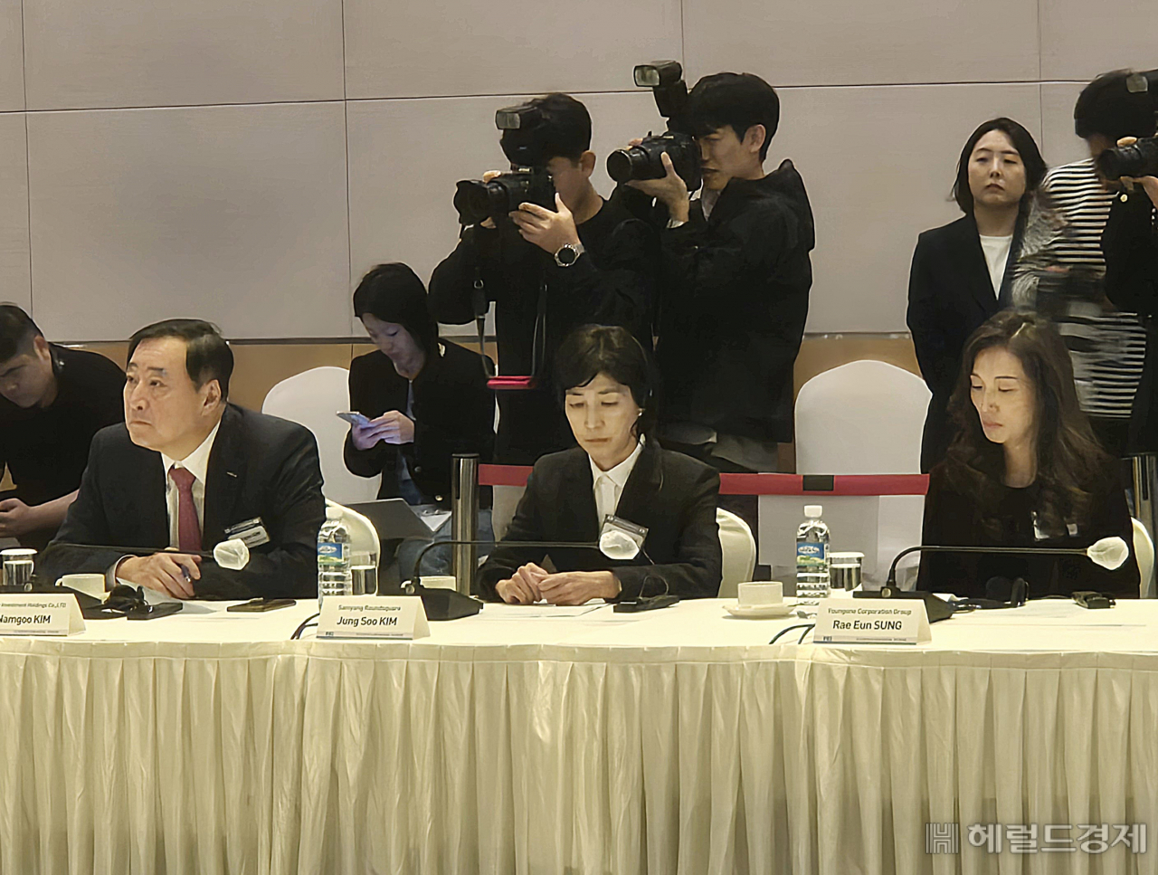 지난 9월 한국경제인협회(한경협) 회장단에 합류한 김남구(왼쪽부터) 한국투자금융지주 회장, 김정수 삼양라운드스퀘어 부회장, 성래은 영원무역 부회장이 18일 오전 서울 영등포구 FKI타워에서 열린 제31회 한일재계회의에 참석해 류진 한국경제인협회 회장의 인사말을 듣고 있다. 김현일 기자