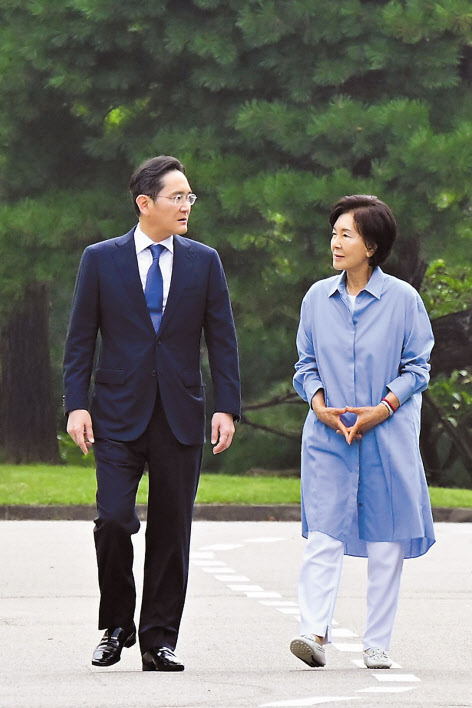 지난해 9월 경기도 용인시에서 열린 삼성화재 안내견학교 30주년 기념식에 참석한 홍라희(오른쪽) 전 삼성미술관 관장과 이재용 삼성전자 회장 [삼성전자 제공]