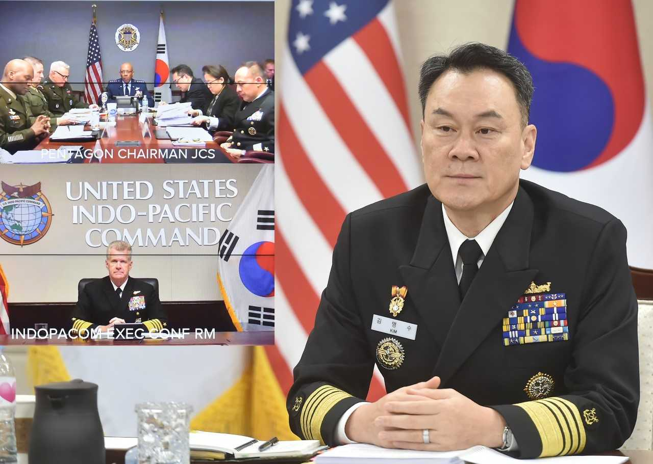 한국과 미국은 18일 김명수 합참의장과 찰스 브라운 미 합참의장 등이 참석한 가운데 제49차 군사위원회 회의(MCM)를 화상으로 개최하고 한반도에서 북한의 추가 도발 억제를 위한 공고한 연합방위태세 유지의 중요성에 인식을 같이 했다. [합참 제공]