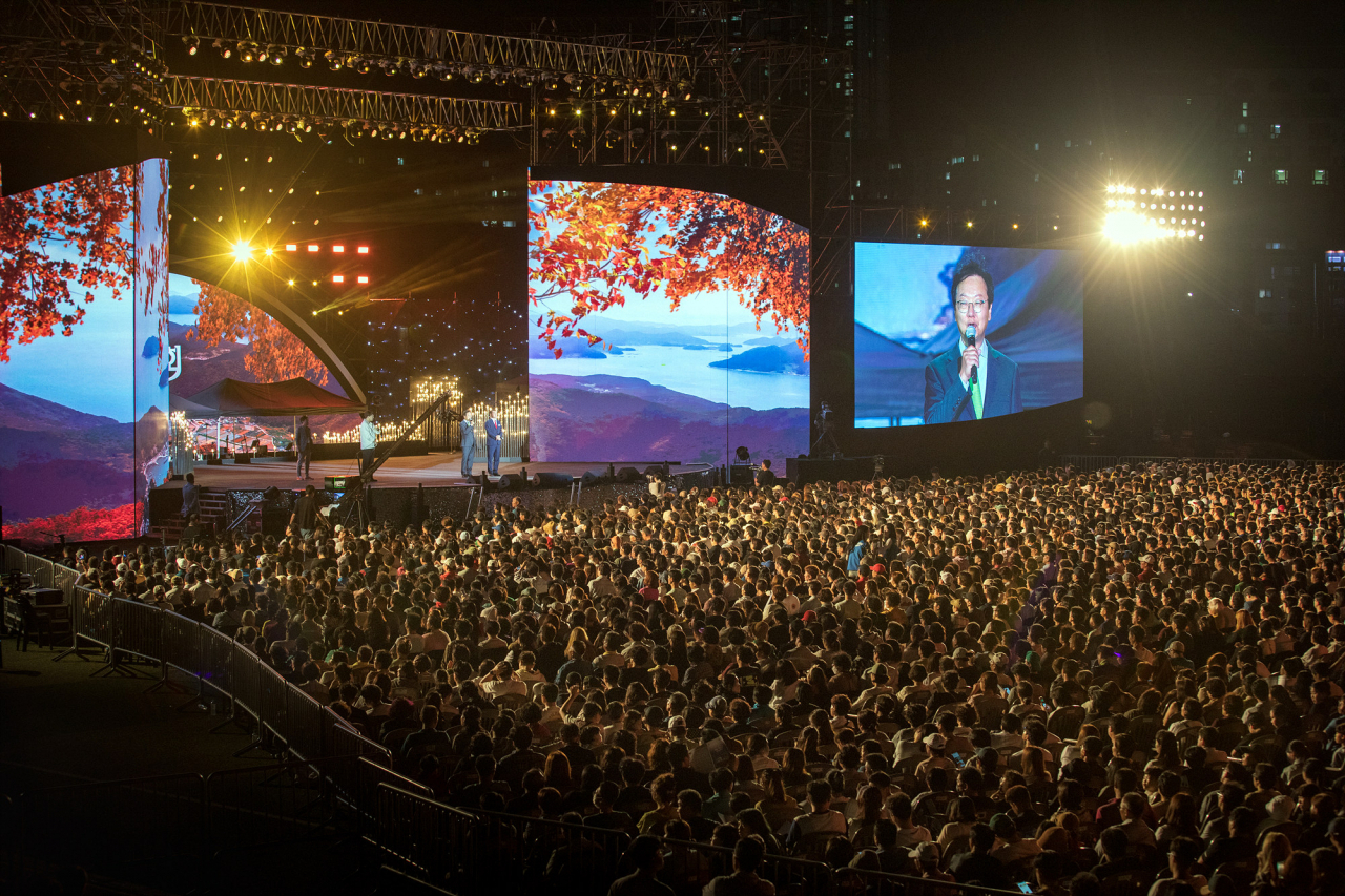 최성안 삼성중공업 대표이사 부회장이 창립 50주년 기념 KBS 열린음악회에서 임직원 등에게 인사말을 하고 있다. [삼성중공업 제공]