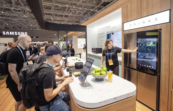 지난달 독일 베를린에서 열린 국제 가전전시회 IFA 2024에서 관람객들이 비전 AI 기술로 식재료 관리를 도와주는 삼성전자 ‘비스포크 AI 패밀리허브’냉장고를 체험하고 있다. [삼성전자 제공]