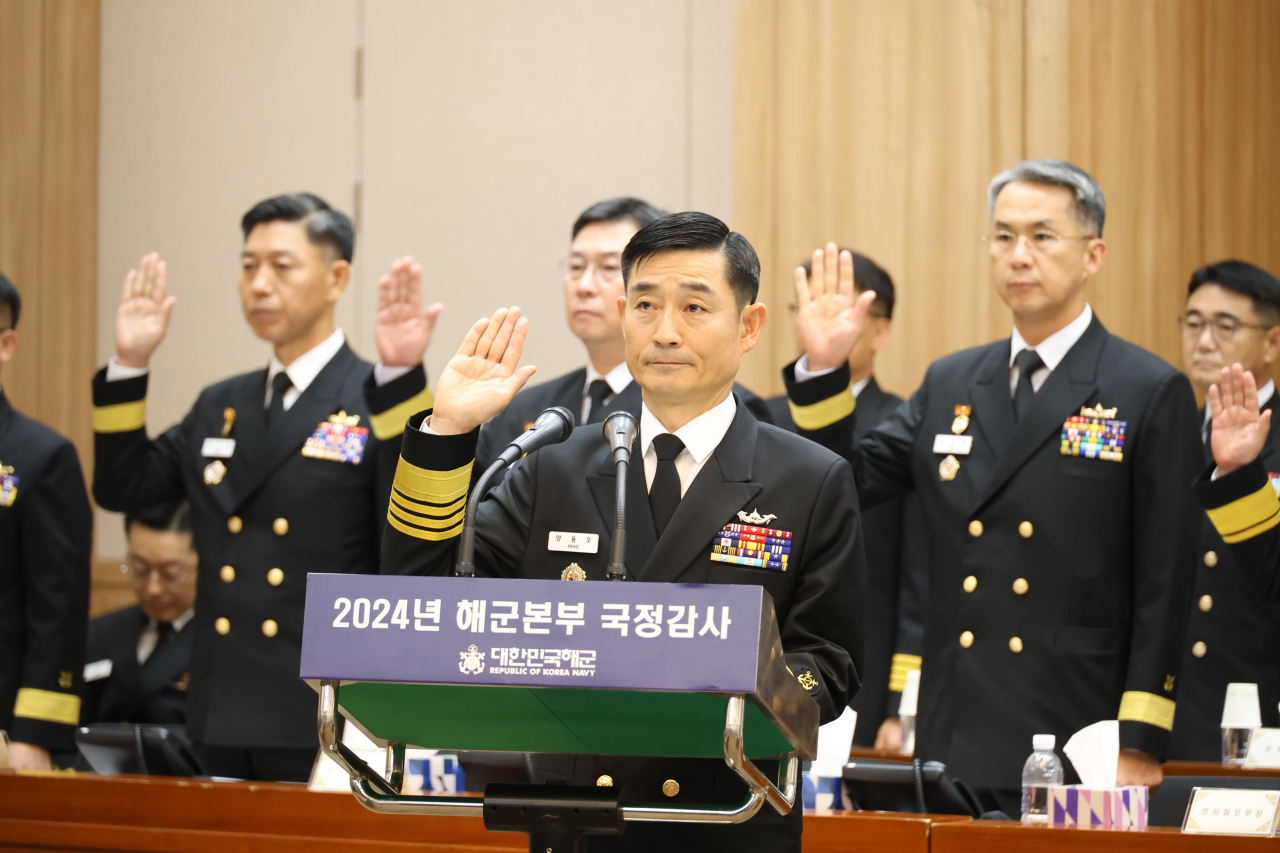 양용모 해군참모총장이 18일 충남 계룡대에서 열린 국회 국방위원회 해군본부 국정감사에서 선서를 하고 있다. [연합]
