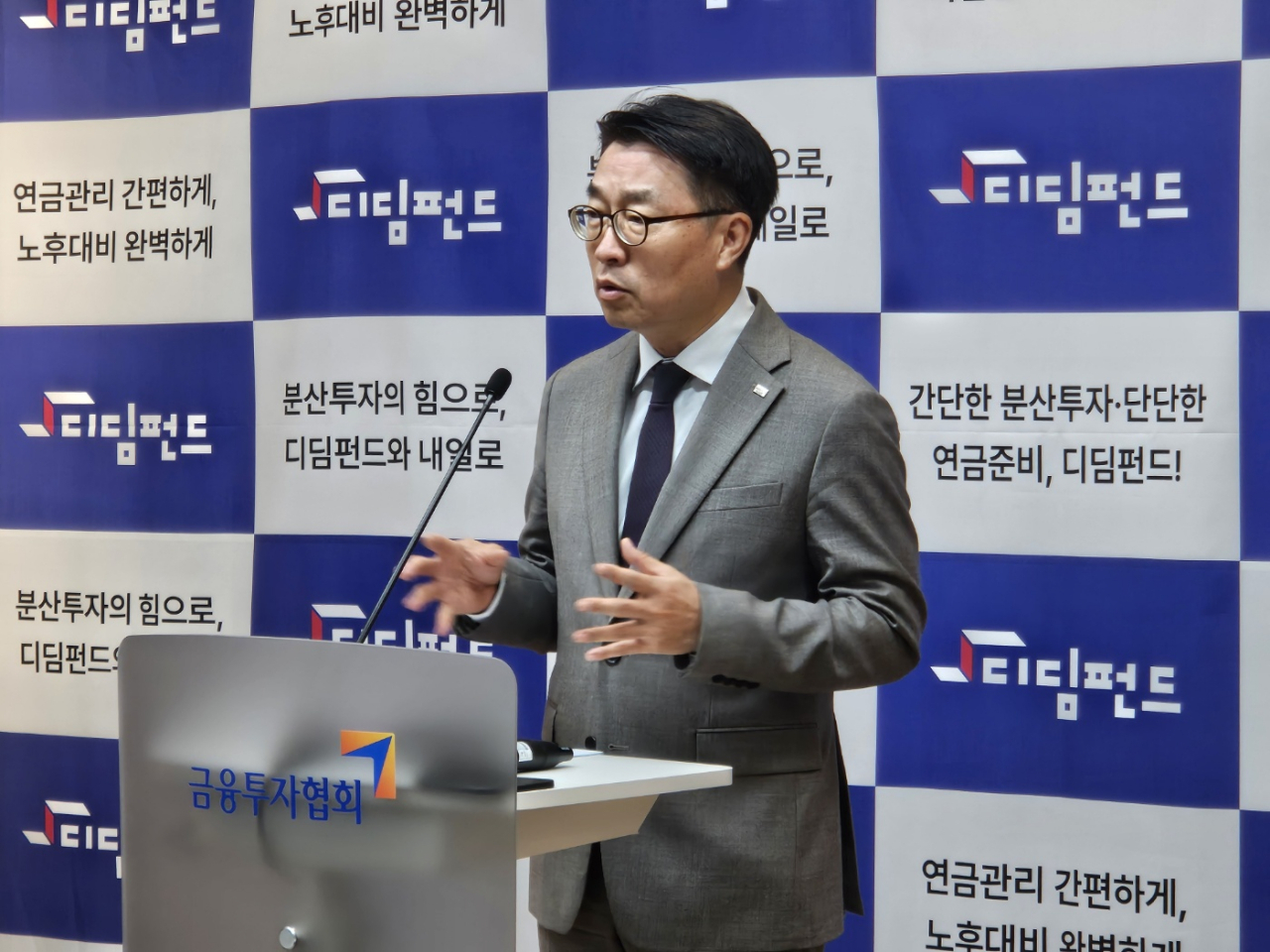 손수진 미래에셋자산운용 WM연금마케팅 부문장이 18일 서울 영등포구 금융투자협회에서 ‘미래에셋디딤올웨더TRF’ 출시 기자간담회 발표를 진행하고 있다. [미래에셋자산운용]