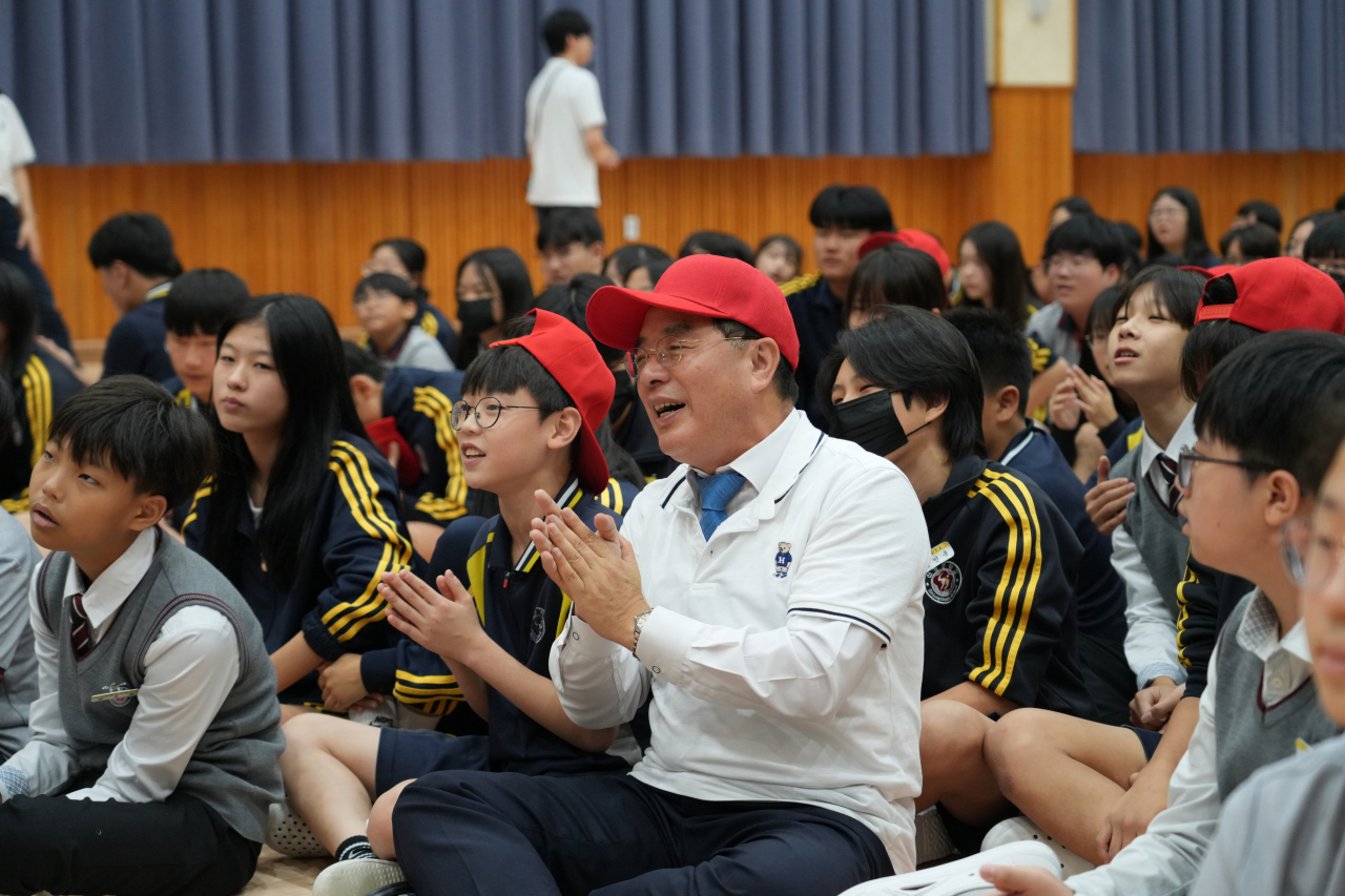 하윤수 부산시교육감이 지난 17일 신정중학교 본관에서 열린 ‘찾아가는 부산 말하는 영어 1.1.1 한마당’ 행사에 참여해 학생들과 함께 퀴즈 풀이를 하고 있다. [사진=부산시교육청]