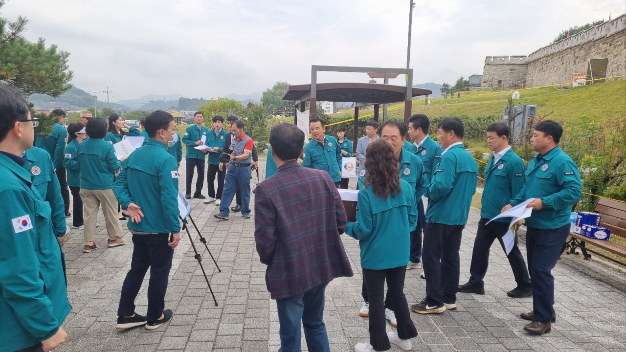 성주군의회 의원들이 17일 성주군 예성리에 위치한 성주 역사테마공원 내 성주읍성(지난 7월 20여m 붕괴됨)을 찾아 현장 점검을 하고 있다.[사진=김병진 기자]