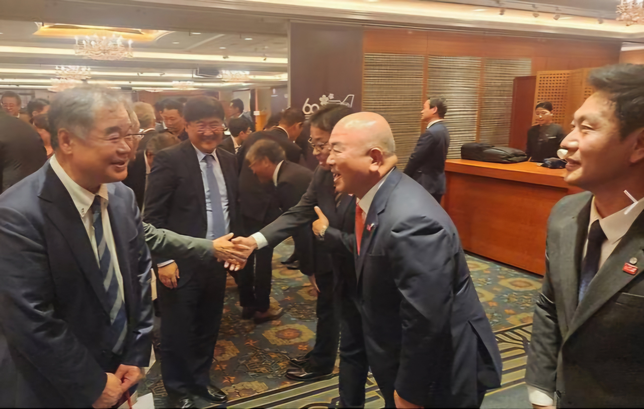 한일 양국 항공 관광 문화 분야 리더들이 JAL 한국 취항 60주년 기념식에서 우정어린 인사를 나누고 있다.[연합]