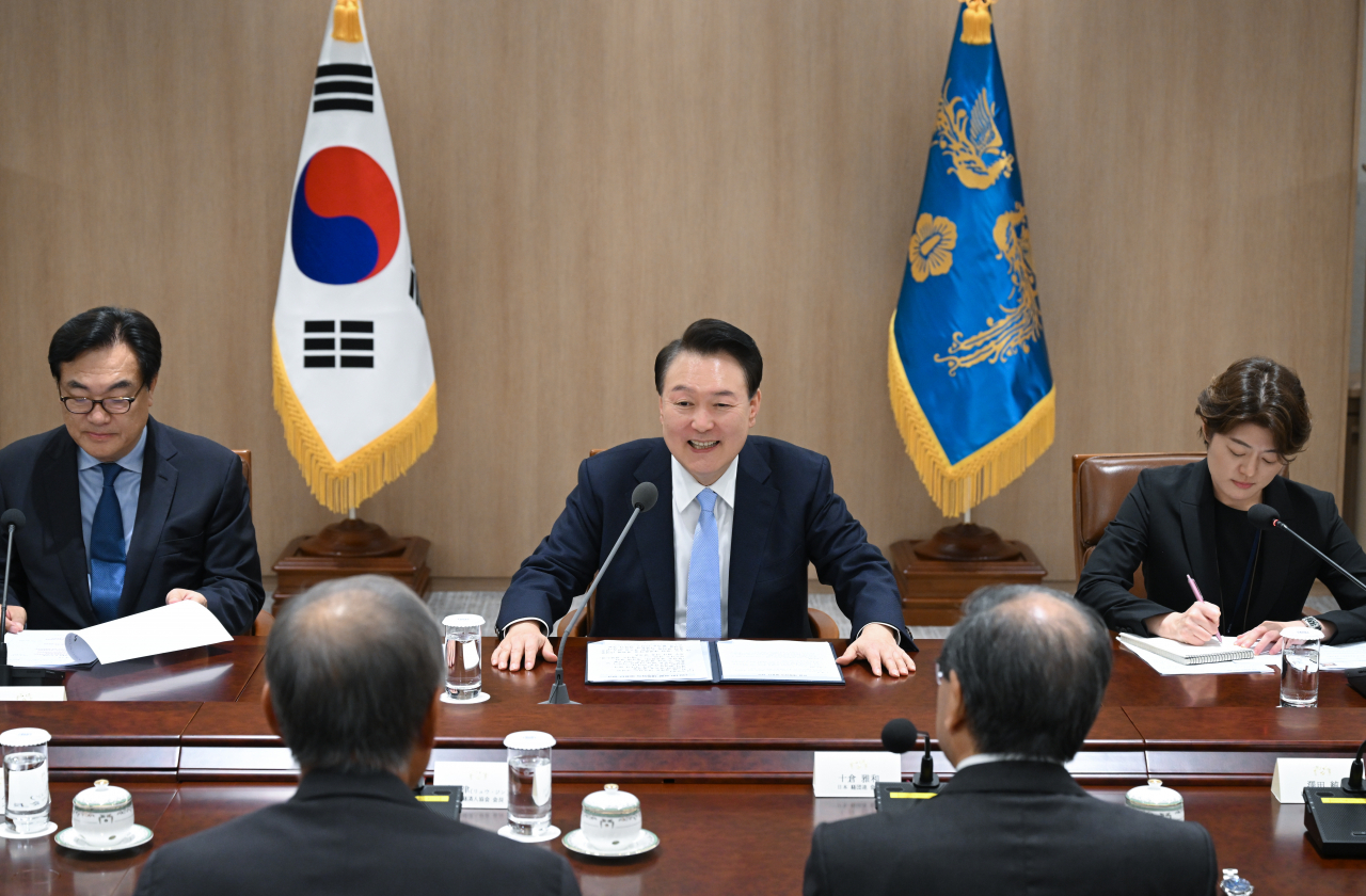 윤석열 대통령이 18일 서울 용산 대통령실 청사에서 방한한 일본 게이단렌 도쿠라 마사카즈 회장 등 일본 경제인 대표단을 접견하고 있다. [연합]
