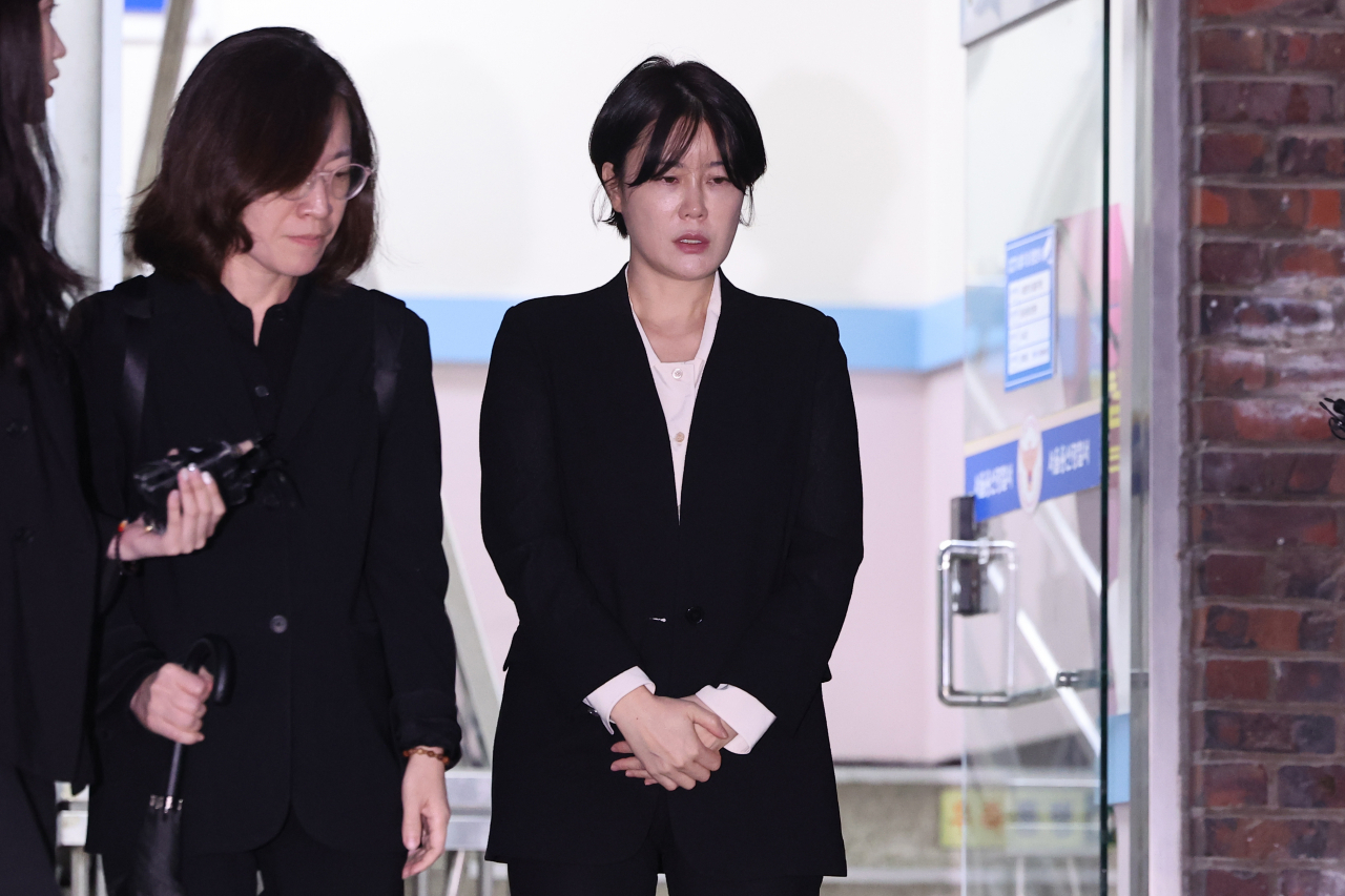 음주운전 사고를 일으킨 문재인 전 대통령의 딸 다혜(가운데) 씨가 18일 오후 서울 용산경찰서에서 조사를 마친 뒤 건물을 빠져나가고 있다. [연합]