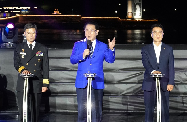 김영록 전남지사가 18일 저녁 개막식 축사를 하고 있다.