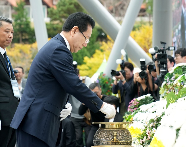 김영록 전남지사가 19일 여순사건 76주기 기념식에서 분향하고 있다. [전남도 제공]