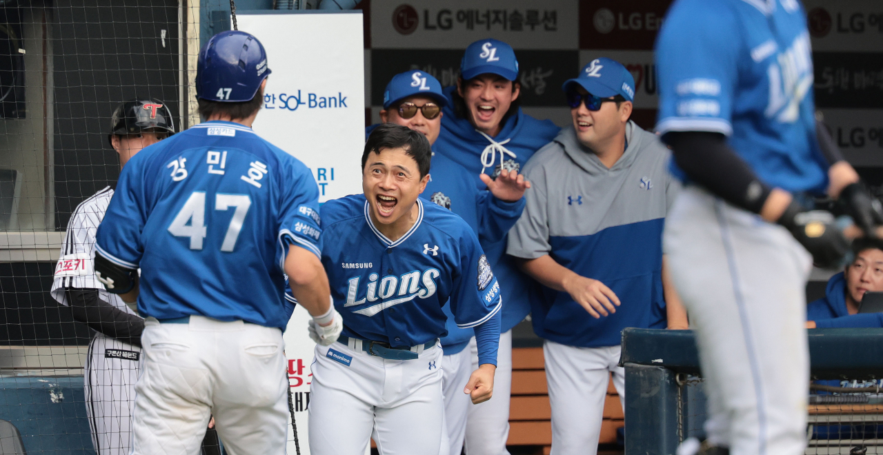 19일 서울 잠실야구장에서 열린 2024 신한 SOL뱅크 KBO 포스트시즌 플레이오프 4차전 LG 트윈스와 삼성 라이온즈의 경기. 8회초 선두타자로 나선 삼성 강민호가 좌중간 솔로 홈런을 치고 박진만 감독, 주장 구자욱 등과 함께 기뻐하고 있다. [연합]