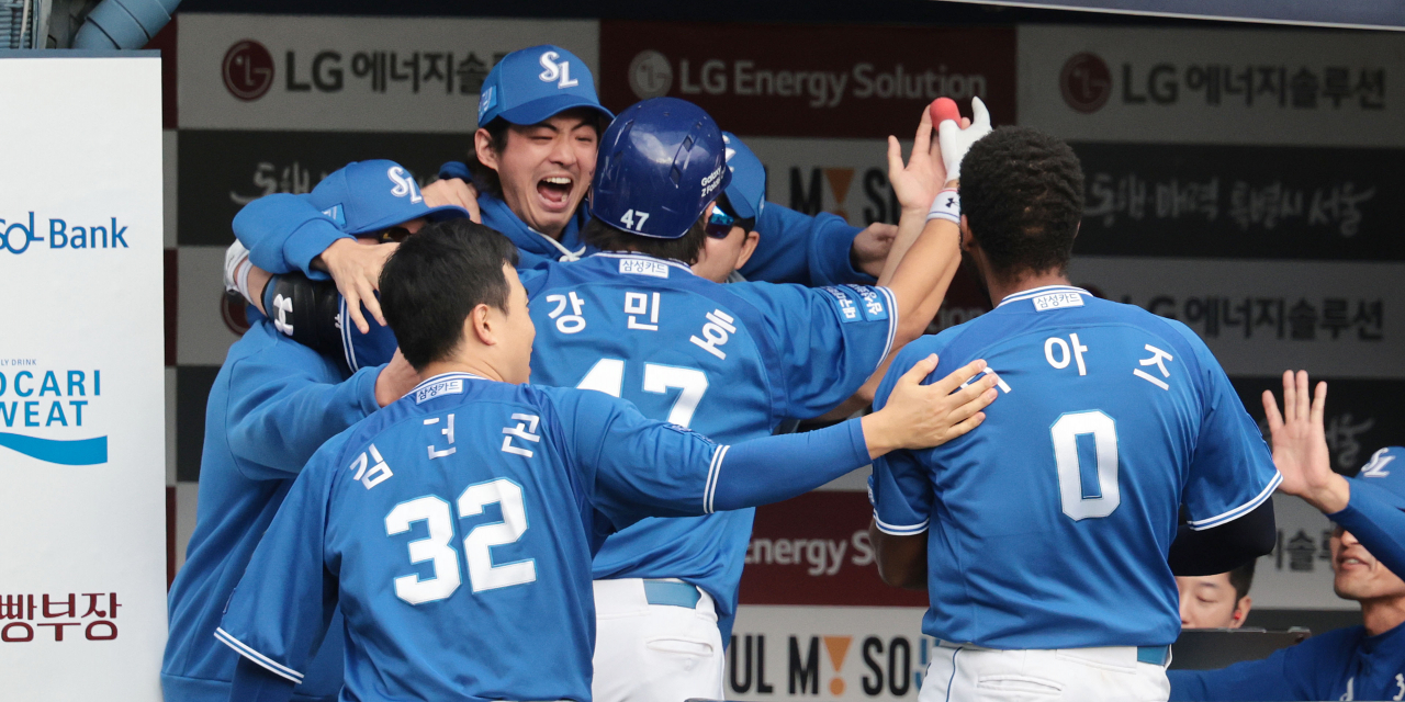 19일 서울 잠실야구장에서 열린 2024 신한 SOL뱅크 KBO 포스트시즌 플레이오프 4차전 LG 트윈스와 삼성 라이온즈의 경기. 8회초 선두타자로 나선 삼성 강민호가 좌중간 솔로 홈런을 치고 박진만 감독, 주장 구자욱 등과 함께 기뻐하고 있다. [연합]