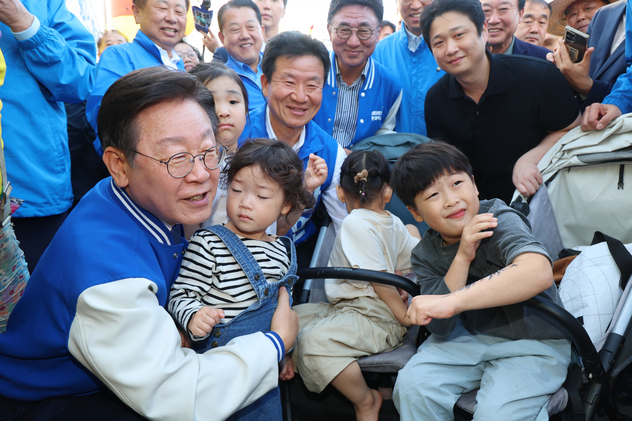 이재명, ‘먹사니즘 대권행보’ 시동…경제계 접촉 빈도 높인다[이런정치]