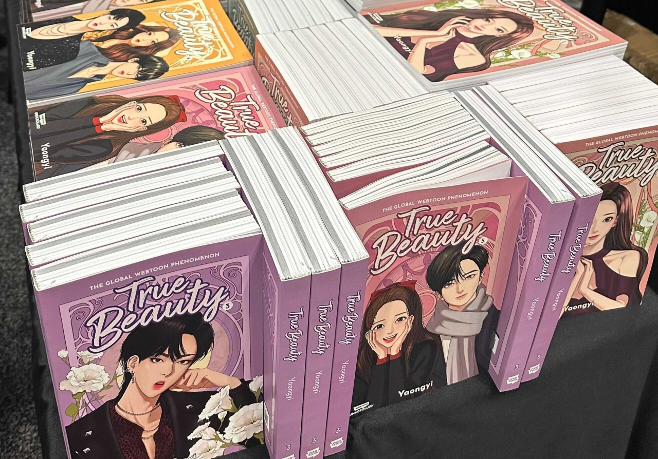 20일 네이버웹툰에 따르면 모회사 웹툰엔터테인먼트가 미국 현지시각으로 17일부터 20일까지 미국 뉴욕에서 열리는 '뉴욕 코믹콘(NYCC)'에 참가했다. 사진은 웹툰 언스크롤드 부스에 판매 중인 웹툰 단행본 [뉴시스]