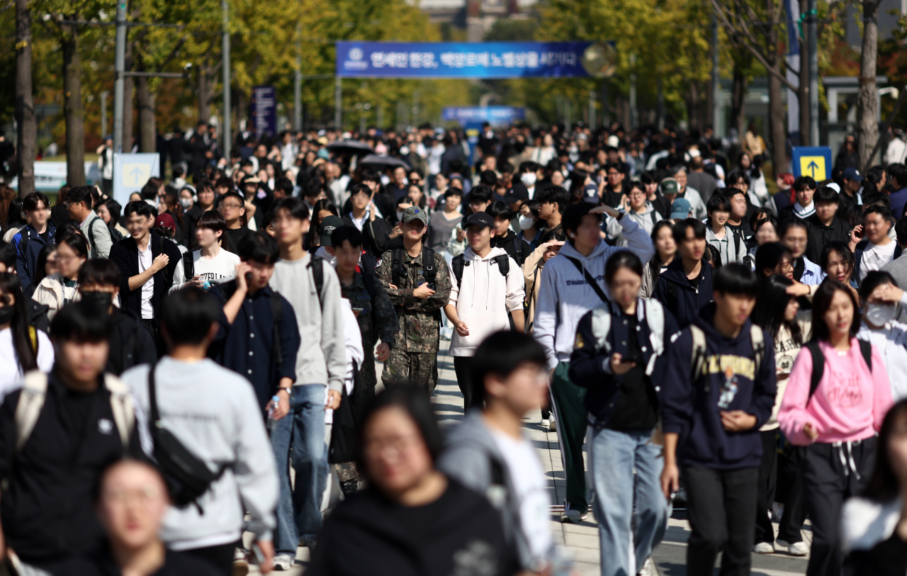연세대학교 2025학년도 수시모집 논술시험을 마친 수험생들이 고사장을 나서고 있다. [연합]