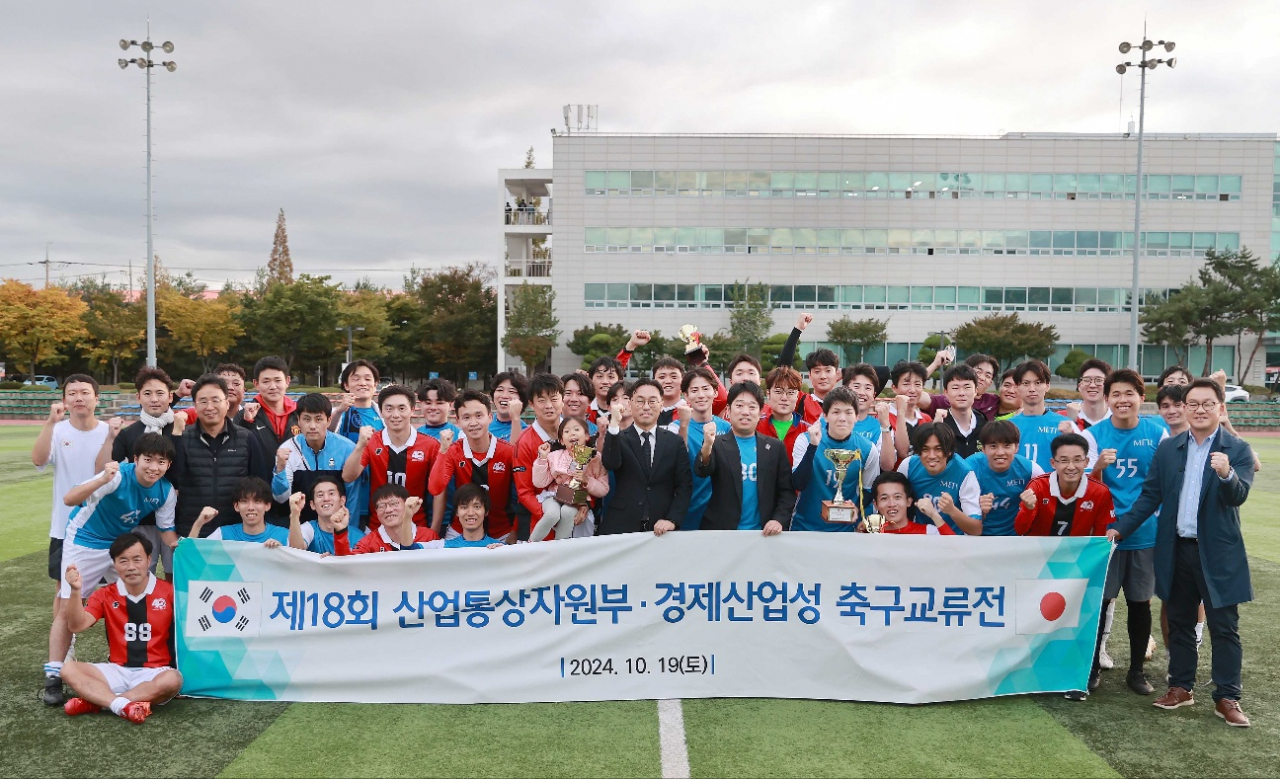 라이브 바카라통상자원부와 일본 경제라이브 바카라성 축구 동호회 관계자들이 19일 경기 시흥 경기과학기술대 운동장에서 기념촬영을 하고 있다.[라이브 바카라통상자원부 제공]