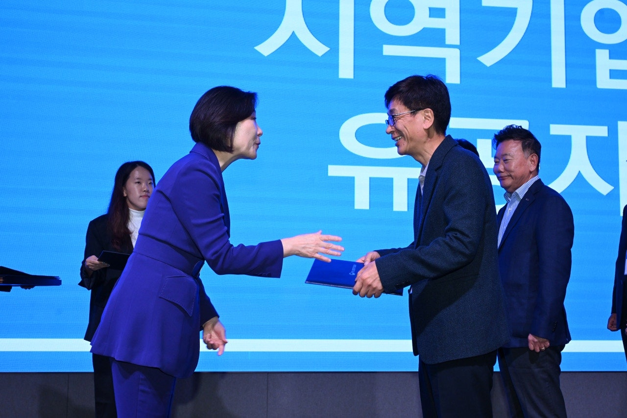 지난 17일 윈덤그랜드 부산에서 개최된 '테크노파크성과발표회'에서 대구TP 김한식 원장이 중기부 오영주 장관에게 최우수등급(S) 장관상을 수여받고 있다.[대구TP 제공]