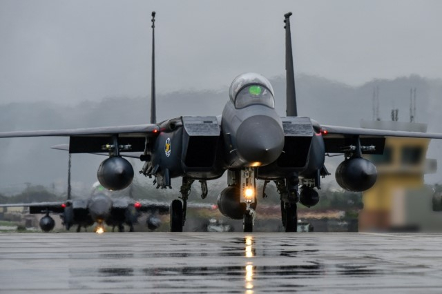 공군, F-15K 성능 개량 비롯해 갈 길 바쁜데…문제는 ‘돈’ [신대원의 軍플릭스]