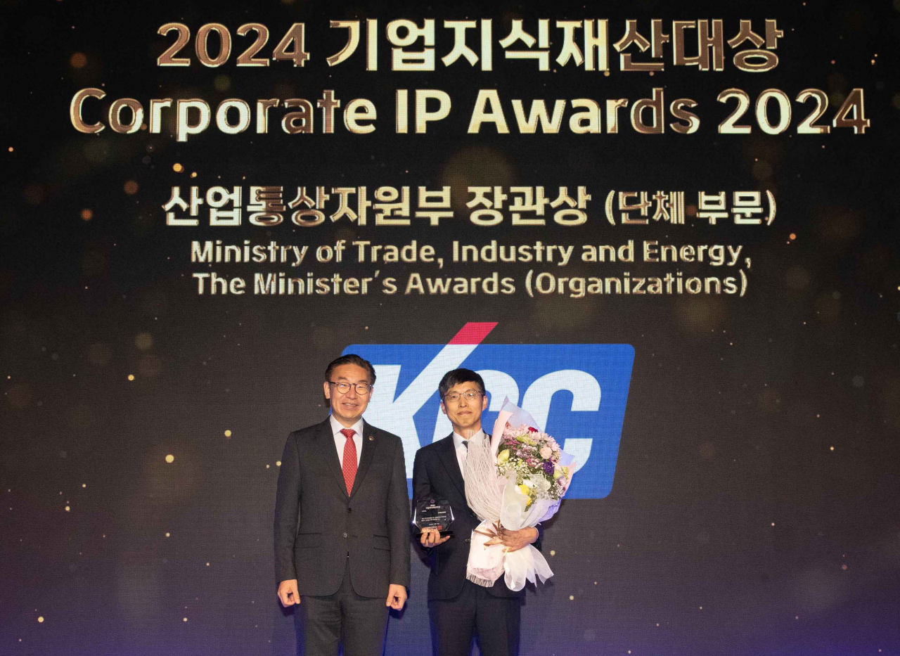 김완기(왼쪽) 특허청장이 강경훈 KCC 중앙연구소 부소장에게 2024 기업지식재산대상 장관상을 수여한 후 기념촬영을 하고 있다.[KCC 제공]