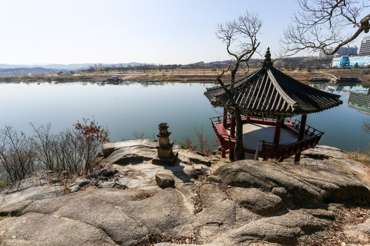 여주 남한강과 어우러진 신륵사 [한국관광공사 제공, 사진=채지형 작가]
