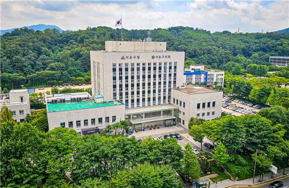 서울 서초구는 종이문서로 결재·출력·보관하는 계약업무를 전자문서 기반으로 전환해 11월부터 종이 없고 방문 없는 ‘서초 스마트 계약행정’을 시행한다.[서초구 제공]