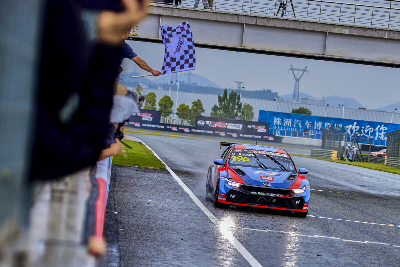 '2024 TCR 월드 투어' 주저우 대회에서 현대차 '더 뉴 엘란트라 N TCR(국내명 더 뉴 아반떼 N TCR)'이 1위로 들어오고 있다. [현대차 제공]