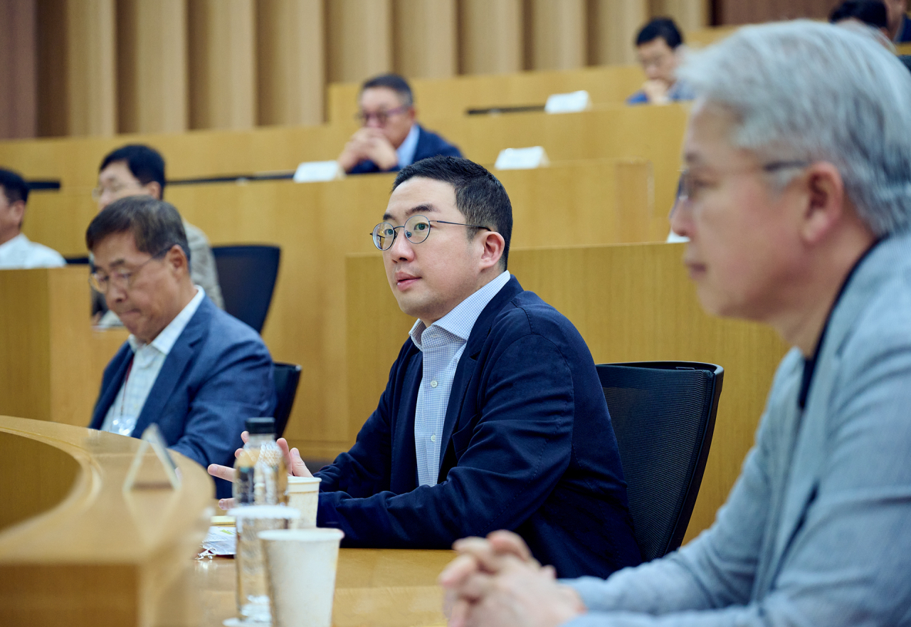 구광모(가운데) LG그룹 회장이 지난달 25일 경기도 이천에 위치한 LG인화원에서 최고경영진들과 함께 중장기 경영 전략을 논의하는 ‘사장단 워크숍’을 주재했다. [㈜LG 제공]
