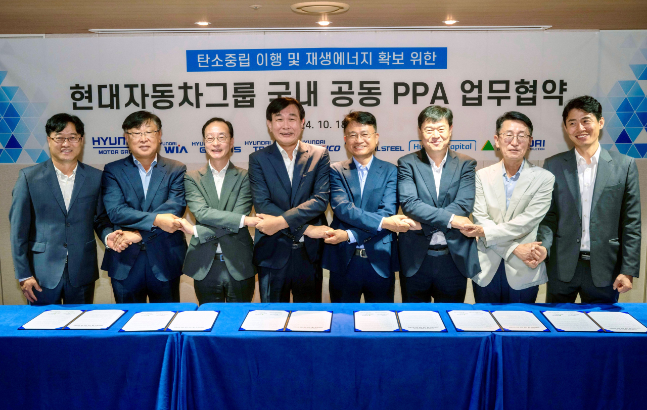 송두순(왼쪽부터) 현대케피코 기획실 상무, 이대형 현대종합특수강 경영관리본부상무, 이동훈 현대건설 개발사업부 상무, 한용빈 현대차그룹 부사장, 문병섭 현대글로비스 안전환경경영실 상무, 황윤목 현대위아 전략추진실 상무, 유흥목 현대캐피탈 경영지원본부 상무, 공기원 현대트랜시스 전략지원팀 팀장이 공동 재생에너지 전력구매계약을 위한 업무협약 체결 후 기념 촬영을 하고 있다. [현대차그룹 제공]