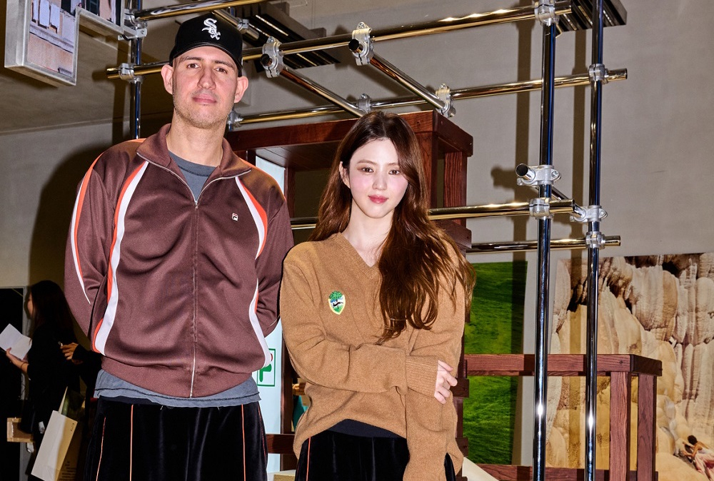 휠라플러스의 크리에이티브 디렉터 레브 탄주(왼쪽부터)와 글로벌 브랜드 앰버서더 한소희가 17일 열린 론칭행사에서 기념사진을 촬영하고 있다. [휠라 제공]