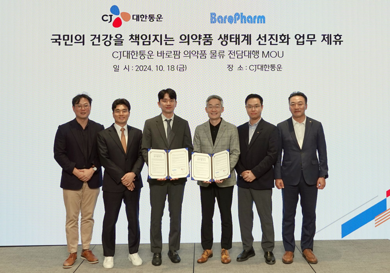 18일 서울 종로구 CJ대한통운 사옥에서 진행된 'CJ대한통운-바로팜 의약품 물류 전담대행 MOU'체결식에서 김슬기(왼쪽 세번째) 바로팜 대표와 도형준(왼쪽 네 번째) CJ대한통운 영업본부장을 포함한 양사 관계자들이 기념사진을 촬영하고 있다. [CJ대한통운 제공]