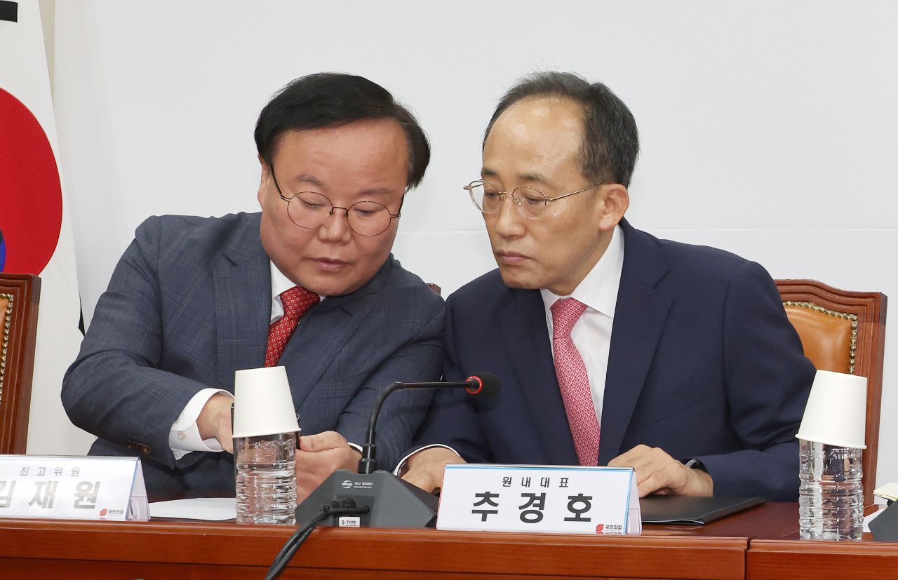 추경호(오른쪽) 국민의힘 원내대표와 김재원 최고위원(왼쪽)이 최고위원회의에서 대화하고 있다. [연합]