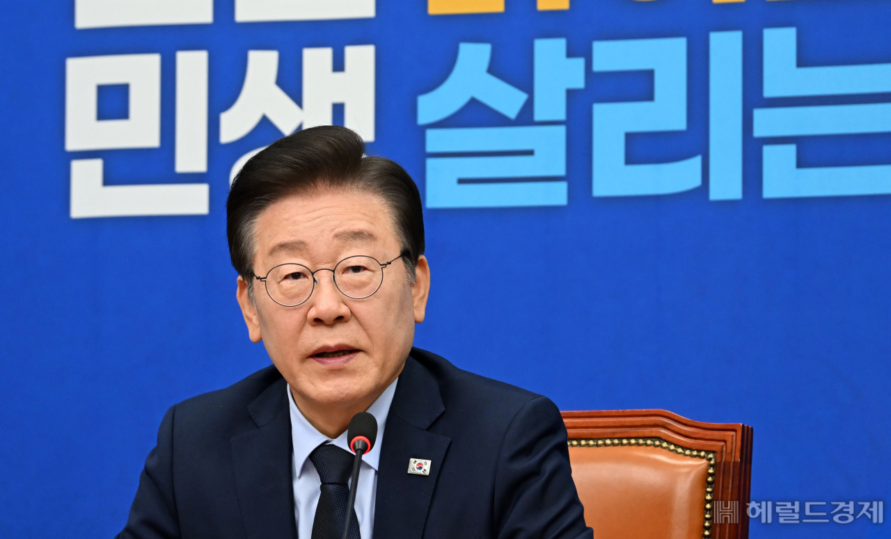 이재명 더불어민주당 대표가 21일 오전 서울 여의도 국회에서 열린 최고위원회의에 참석해 모두발언을 하고 있다. 이상섭 기자