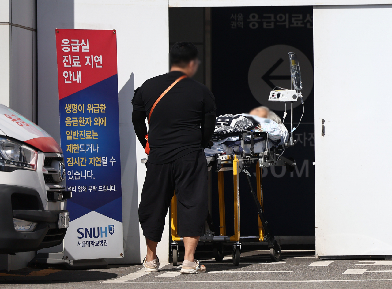올해 2월 정부의 의과대학 증원에 반대한 전공의들이 집단사직한 이후 주요 대학병원을 사직한 전문의들도 2700여명에 이르는 것으로 파악됐다. 의료대란이 계속되는 20일 오후 서울의 한 대학 병원에서 한 응급환자가 이동하고 있는 모습. [연합]