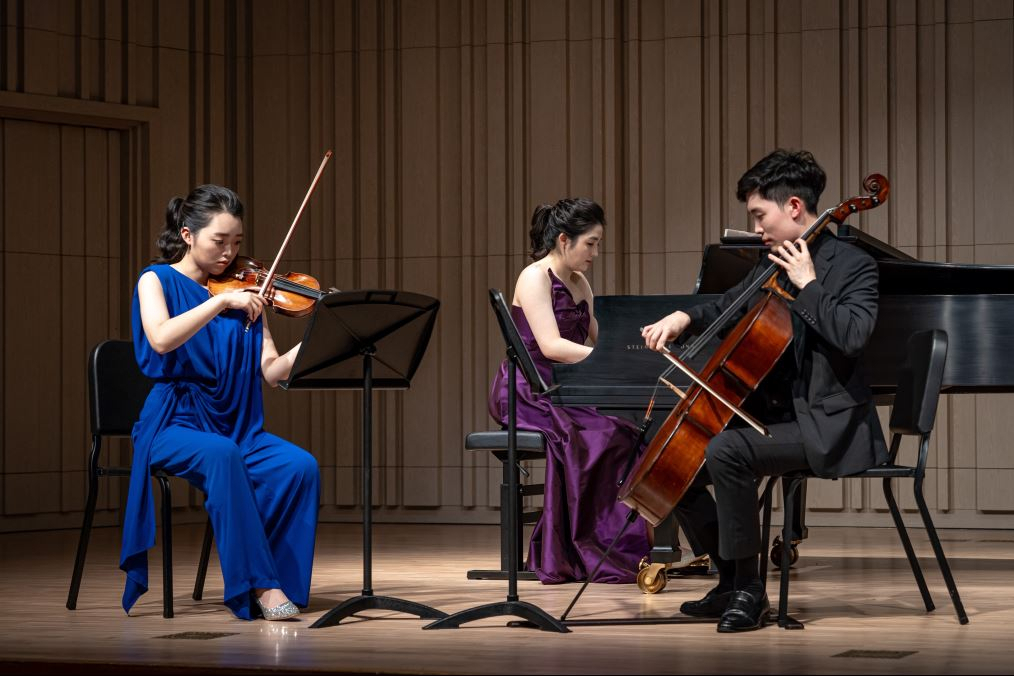 OCI드림앙상블 소속 음악가인 홍지윤(왼쪽부터), 조현선, 차지우가 17일 서울 중구 푸르지오홀에서 연주를 하고 있다. [OCI홀딩스 제공]
