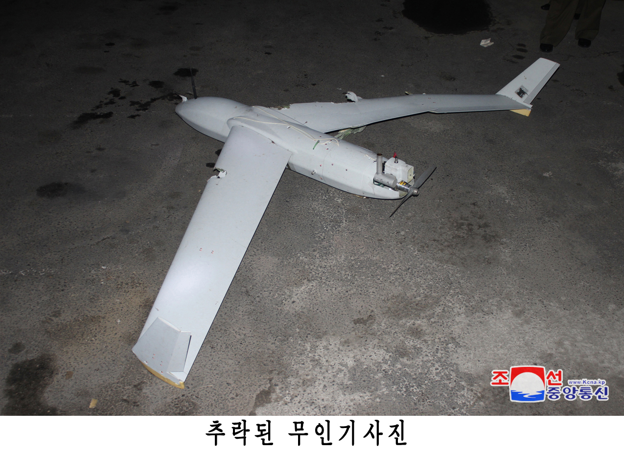 합동참모본부는 21일 북한이 한국의 드론이라며 사진을 공개하고 평양 상공을 침범했다고 주장하는 것에 대해 “대꾸할 가치도 없다”고 일축했다. 사진은 북한 국방성 대변인이 19일 조선중앙통신을 통해 평양에서 한국군에서 운용하는 드론과 동일 기종의 무인기 잔해를 발견했다고 주장하며 공개한 사진.[연합]