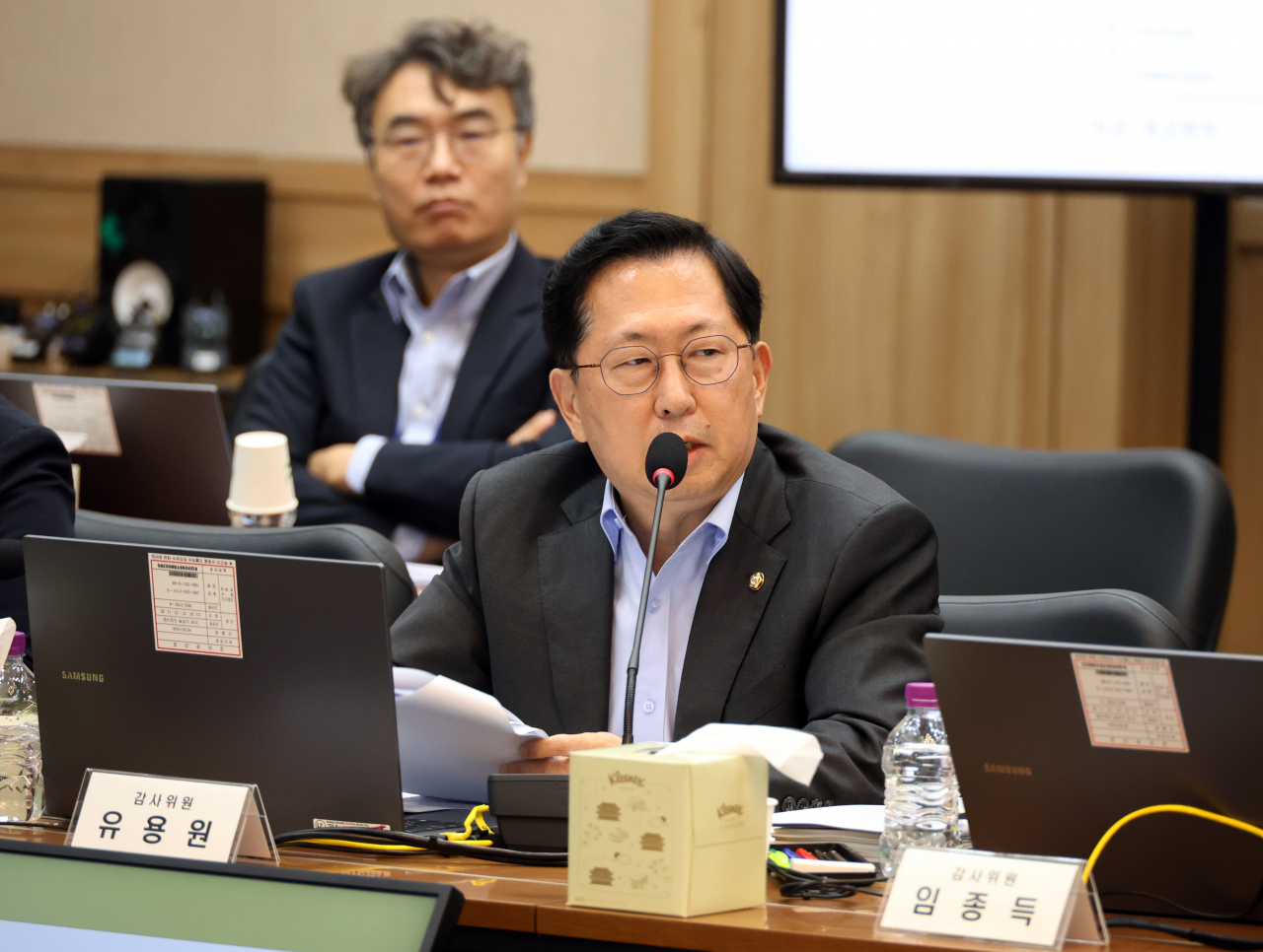 유용원 국민의 힘 의원은 북한이 공개한 무인기가 복제품일 수 있다는 의혹을 제기했다. 사진은 유 의원이 지난 17일 충남 계룡대 육군본부에서 열린 국회 국방위원회 국정감사에서 질의하고 있다. [연합]