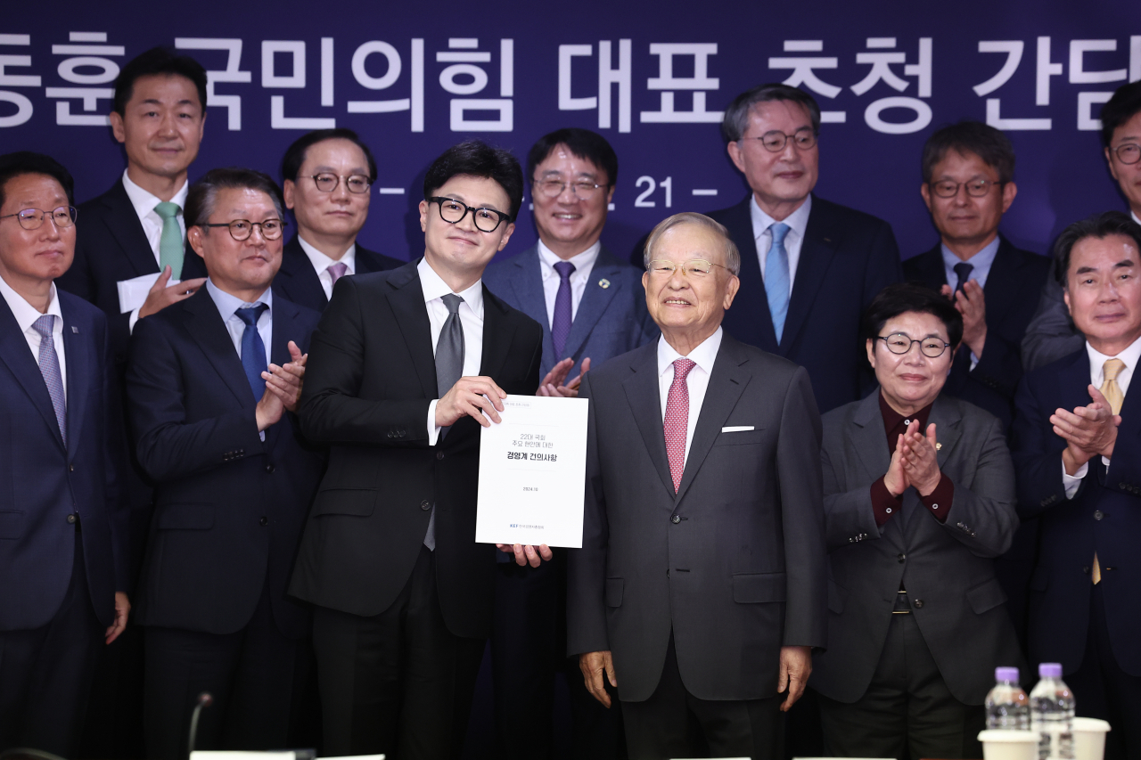 한동훈 국민의힘 대표와 손경식 한국경영자총협회 회장이 21일 오전 서울 마포구 경총회관에서 만나 간담회를 하기 전 기념 촬영하고 있다. [연합]