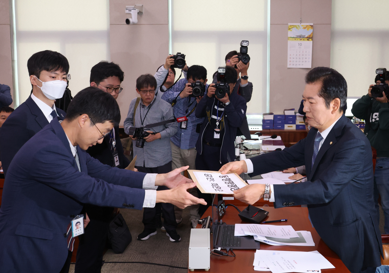 정청래(오른쪽) 법제사법위원장이 21일 서울 여의도 국회에서 열린 법제사법위원회의 대검찰청 국정감사에서 김건희 여사 동행명령장을 발부해 국회 직원들에게 전달하고 있다. [연합]