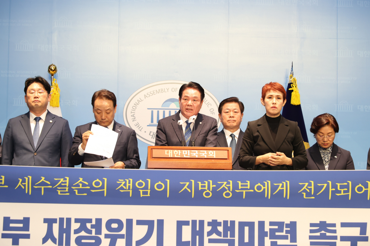 더불어민주당 기초단체장협의회와 전국자치분권민주지도자회의(KDLC)가 21일 국회 소통관에서 진행한 기자회견에서 최대호 안양시장이 발언하고 있다.
