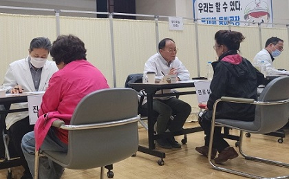 쌍용C&E가 지난 20일 동국대 일산한방병원과 함께 동해시 의료취약 지역주민을 위한 한방의료봉사 활동을 했다. [쌍용C&E 제공]