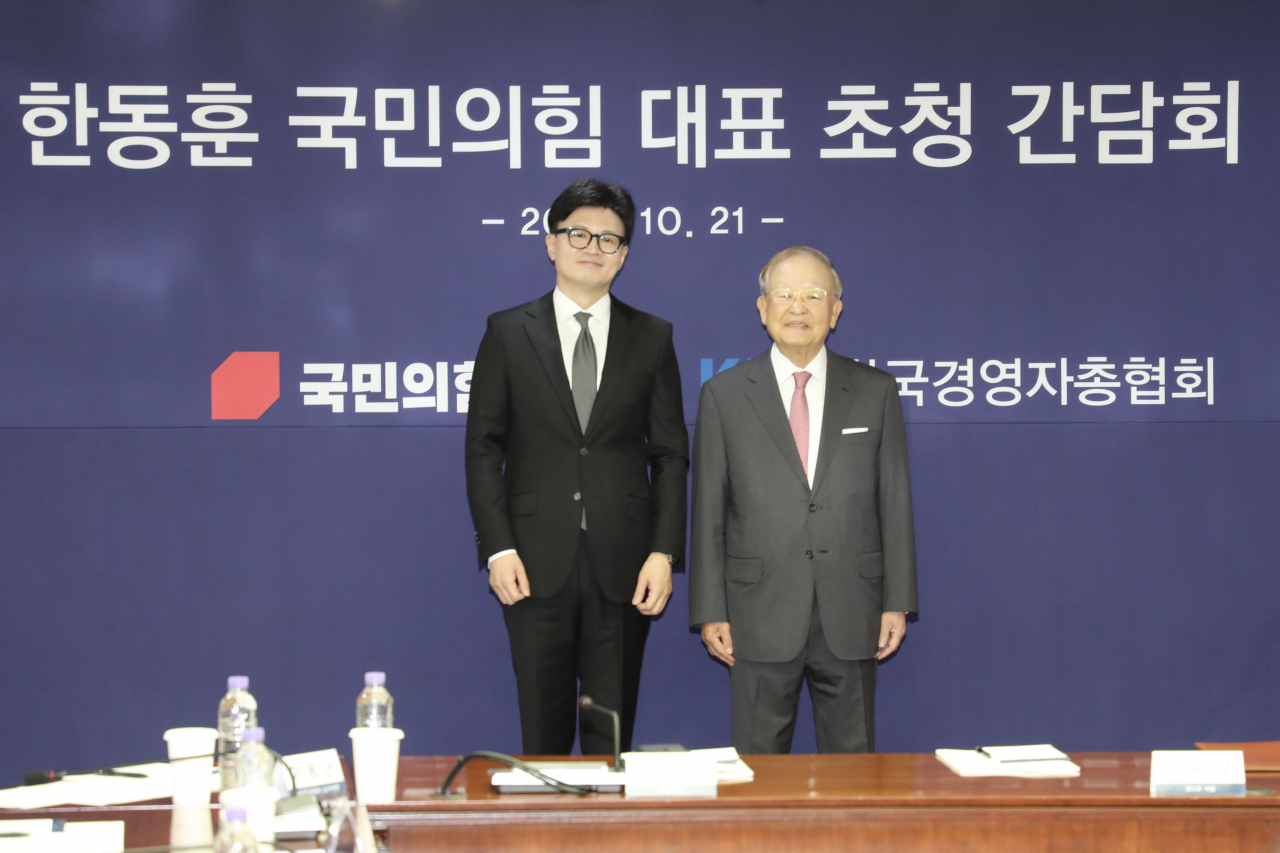 손경식(왼쪽) 한국경영자총협회 회장과 한동훈 국민의힘 대표가 21일 서울 경총회관에서 열린 간담회에서 기념촬영을 하고 있다. [경총 제공]