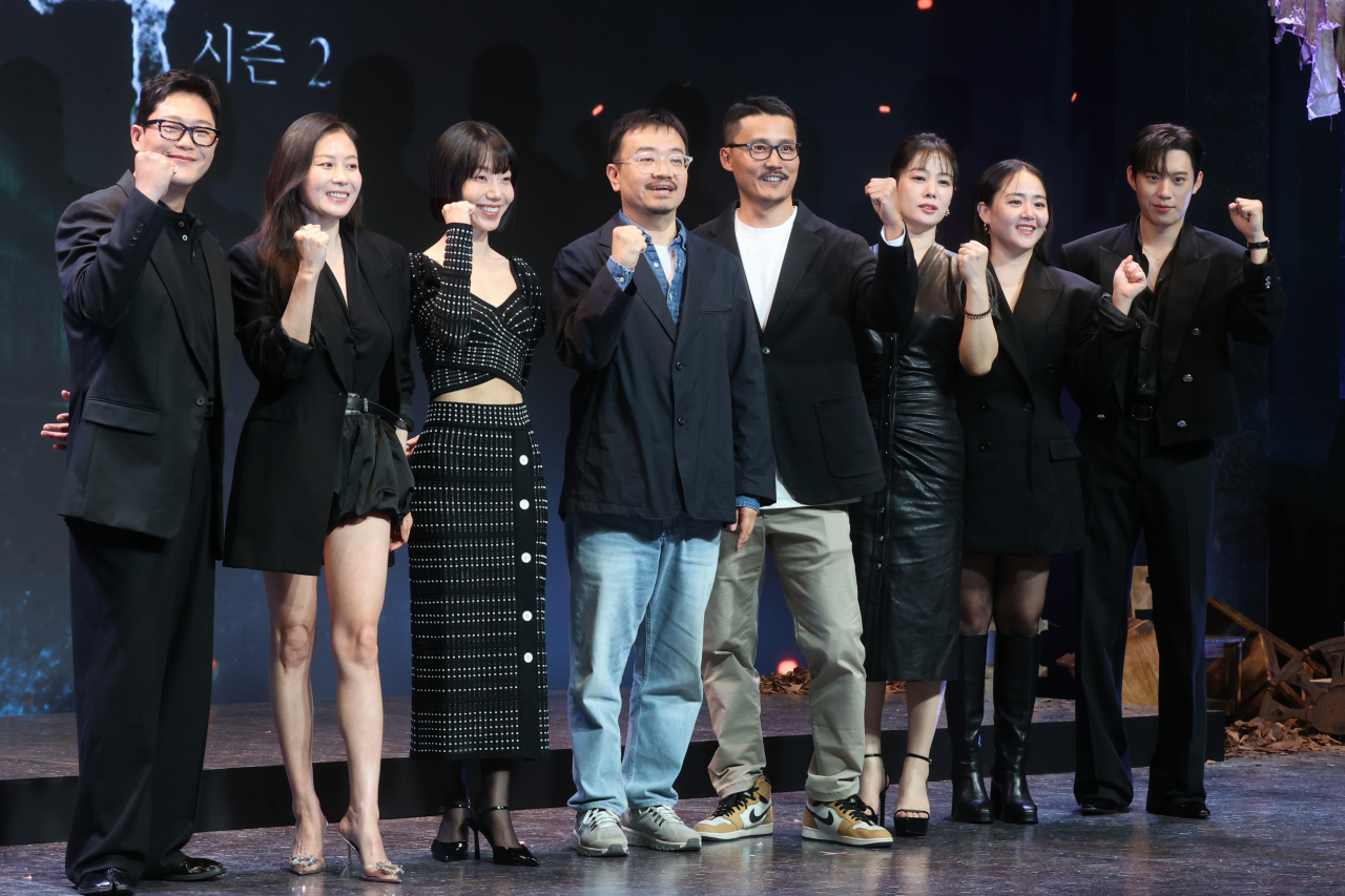 배우 임성재(왼쪽부터), 문소리, 김신록, 연상호 감독, 최규석 작가, 김현주, 문근영, 김성철이 21일 오전 서울 종로구 JW메리어트 동대문스퀘어 서울에서 열린 넷플릭스 '지옥' 시즌2 제작발표회에서 포즈를 취하고 있다. [연합]