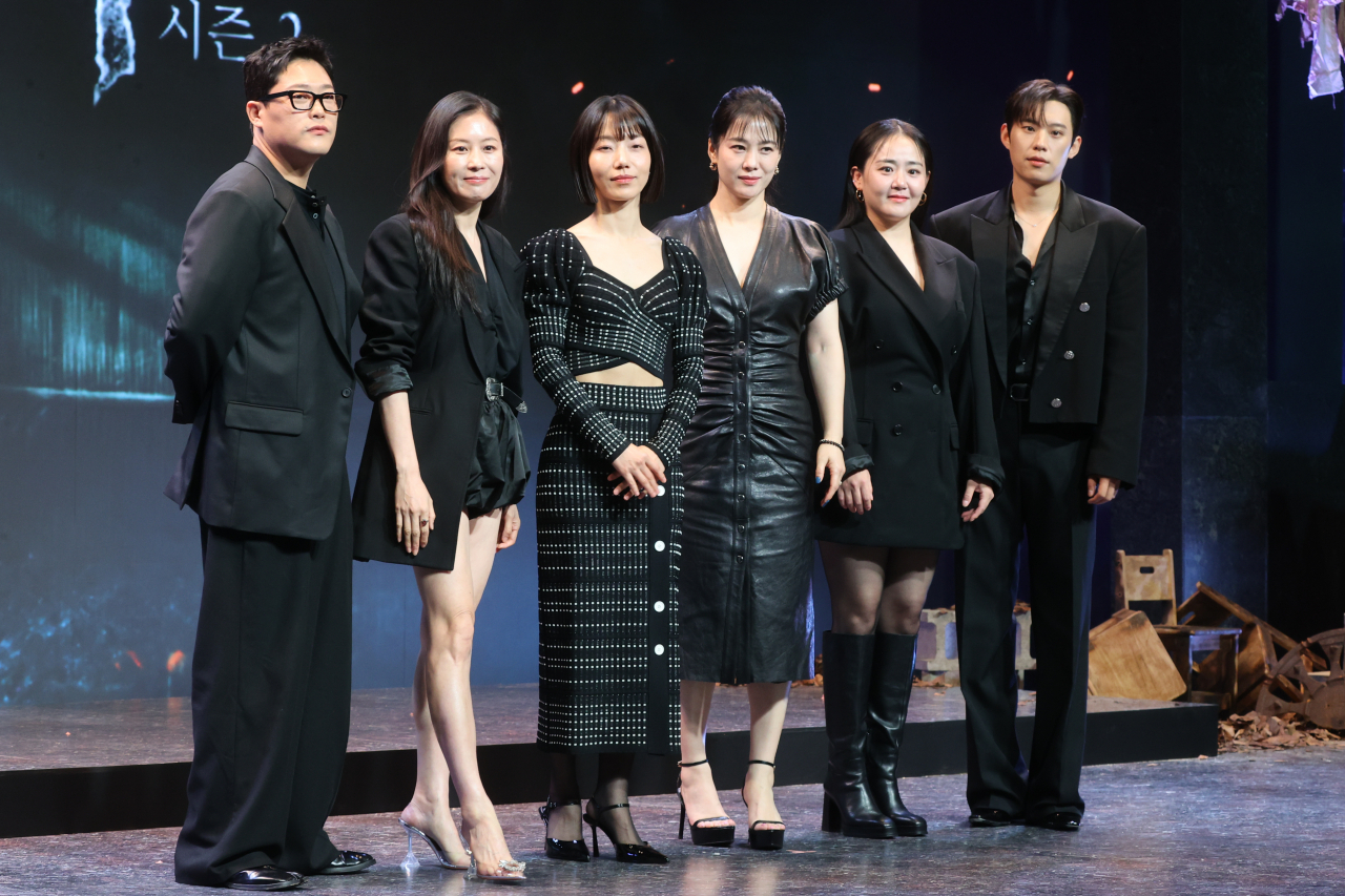 배우 임성재(왼쪽부터), 문소리, 김신록, 김현주, 문근영, 김성철이 21일 오전 서울 종로구 JW메리어트 동대문스퀘어 서울에서 열린 넷플릭스 '지옥' 시즌2 제작발표회에서 포즈를 취하고 있다. [연합]