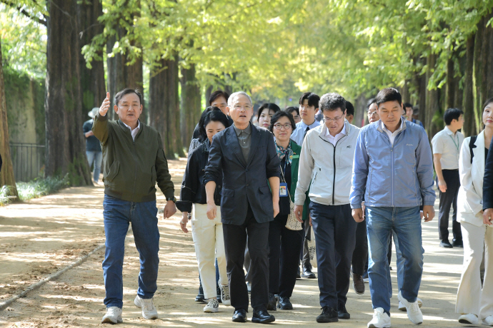유인촌 문화체육관광부 장관이 최근 이병노 담양군수와 전남 관광 홍보대사인 정보석 배우 등과 함께 담양을 찾아 담양 곳곳을 둘러보는 시간을 갖고 있다.
