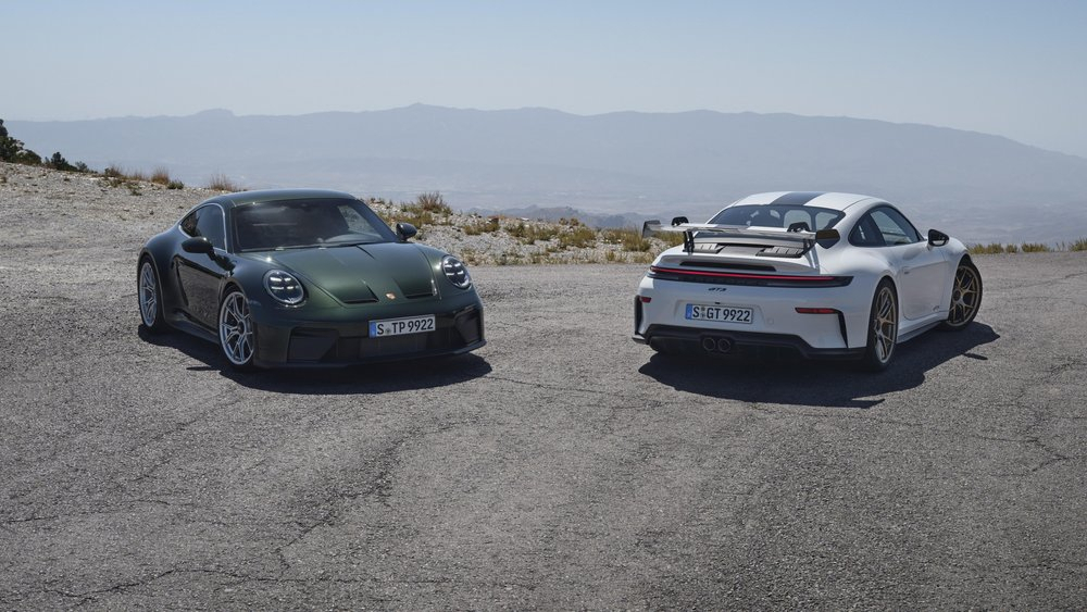 911 GT3 투어링 패키지(왼쪽)와 911 GT3 바이작 패키지. [포르쉐코리아 제공]