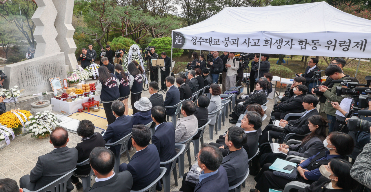 21일 오전 서울 성수대교 북단 위령탑 앞에서 열린 성수대교 붕괴사고 30주기 합동위령제에서 무학여고 학생들이 헌화 및 분향을 하고 있다. [연합]